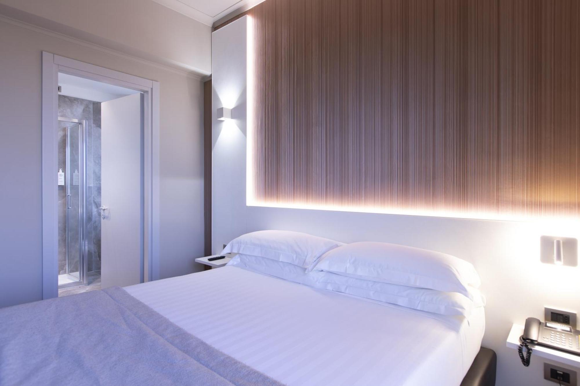 Smooth West Hotel