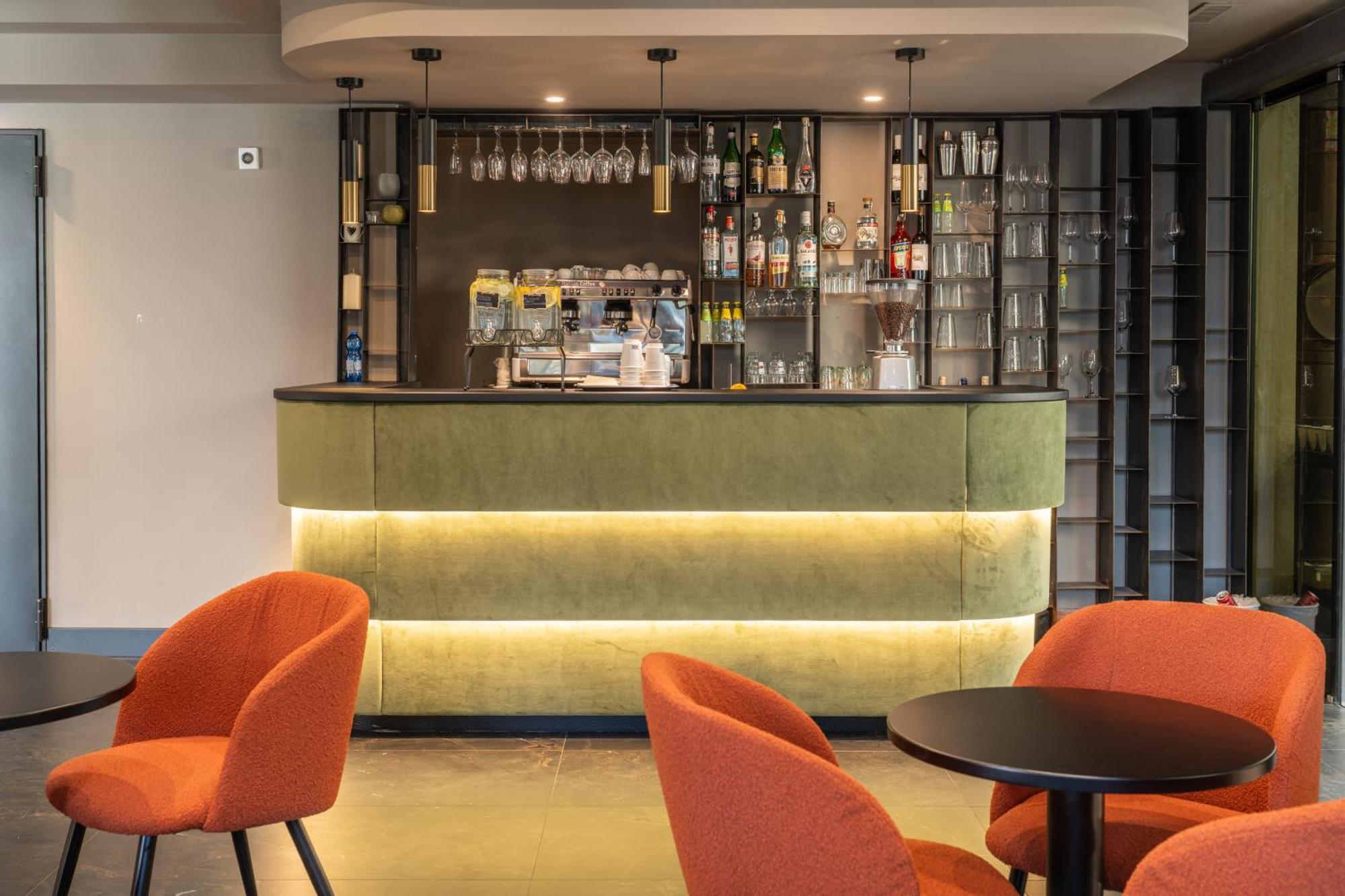 Smooth West Hotel